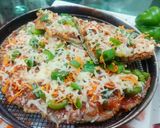 महाराष्ट्रीयन स्टाईल फ्युजन चिजी भाकरीझा (bhakri pizza recipe in marathi) रेसिपी स्टेप 9 फोटो 