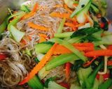 Hình bước làm 3 của món Ức gà xào miến