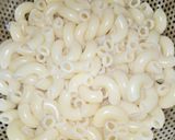 A picture of step 3 of Tomato Curry Macaroni.