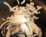 Foto del paso 2 de la receta: Bistec en salsa verde con papas y nopales