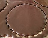 Foto del passaggio 9 della ricetta Gelato con biscotto e crema ai fiocchi di latte, granella di pistacchi e cioccolato