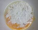 Hình bước làm 1 của món Bánh bông lan làm bằng chảo không dính, ăn với sốt trứng muối