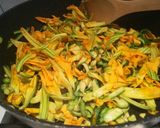 Foto del passaggio 2 della ricetta Spaghetti con zucchine novelle e fiori 😋