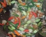 Foto langkah ke 3 dari resep 051. Tumis Cumi Asin Pete Pedas.