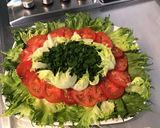 Une image de l'étape 8 de Salade reine des glaces aux tomates roses, oignons nouveaux et fleurs d'ail du jardin.