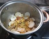 A picture of step 2 of White Radish Curry.