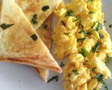 Foto langkah ke 5 dari resep Scrambled Egg with Bread Toast.