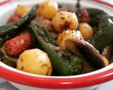 Foto del paso 5 de la receta: Salteado de patatas especiadas, chistorra y pimientos padrón