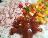 Hình bước làm 2 của món Cơm chiên xúc xích và phômai 🧀