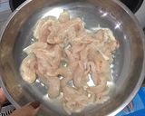 รูปขั้นตอนการทำที่ 2 ของ “ผัดพริกแกงใต้อกไก่ใส่ถั่ว”