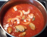 Foto del paso 4 de la receta: Langostinos y mejillones en salsa de tomate al orégano y albahaca