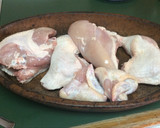 Foto del paso 2 de la receta: Pollo asado con cebolla caramelizada y vino tinto