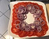 Une image de l'étape 4 de Salade de tomates roses aux oignons rouges et mozzarella di buffala.