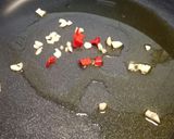 A picture of step 1 of Gamberi e calamari piccante spicy prawns and squid.