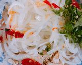 Hình bước làm 2 của món Gỏi gà hành tây