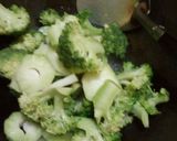 Foto langkah ke 3 dari resep Tumis brokoli simple.