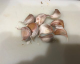 Foto del paso 3 de la receta: Muslos de pollo en salsa de cebolla y ajo
