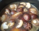 รูปขั้นตอนการทำที่ 3 ของ น่องไก่ตุ๋นเห็ดหอม