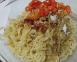 Foto langkah ke 3 dari resep Dadar Mie Instant Crunchy.