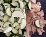 Csirkemell cukkinis-borsós ágyon recept fázis 4 fotója