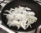 Foto del paso 2 de la receta Salchichas encebolladas y vino blanco