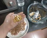 Hình bước làm 2 của món Smoothie Cải bó xôi, chuối, hạt mix, sữa đậu nành