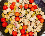 A picture of step 4 of Spaghetti with tuna, green olives and cherry tomatoes.