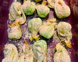 Foto del passaggio 4 della ricetta Fiori di zucca ripieni di mozzarella e alici al forno