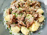 Ñoquis de patata con carrillada trufada y parmesano