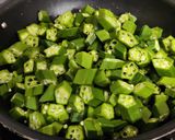 A picture of step 3 of Bhindi fry.