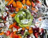 รูปขั้นตอนการทำที่ 3 ของ สลัดผักรวมกับบีทรูทดอง และผลไม้สดที่ชอบ🥒🌿🥬🍓🥑