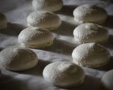 Une image de l'étape 4 de Macarons tout blancs, ganache au chocolat blanc et pop corn.