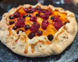 Une image de l'étape 8 de Tarte rustique aux abricots, framboises et myrtilles.
