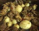 Hình bước làm 3 của món Gà kho sả ớt trứng cút