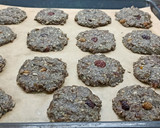 Foto del paso 4 de la receta: Galletas de avena con frutos rojos sin azúcar