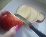 Foto del paso 2 de la receta: Galletitas en forma de rosa con frutillas y manzanas