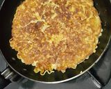 Foto langkah ke 6 dari resep Omelet mie keju.