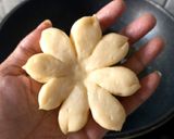 Foto langkah ke 6 dari resep Floral-Shaped Doughnuts | Donat Bunga.