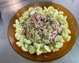 Une image de l'étape 11 de Salade de courgette, concombre, jambon blanc et feta.