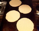 A picture of step 2 of Chicken Sopes.