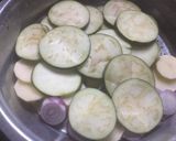 A picture of step 1 of Brinjal Pakoda.