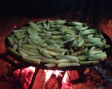 Foto del paso 5 de la receta: Vacío, entraña y pechito de cerdo con papas rústicas al disco y ensalada criolla