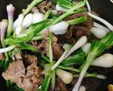 Hình bước làm 2 của món Thịt Bò Xào Củ Hành Lá