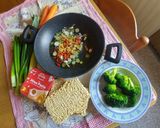 Foto del passaggio 2 della ricetta Ramen "a modo mio" con Mie-Noodles, Pollo e Verdure