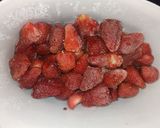 A picture of step 4 of Frozen strawberries.