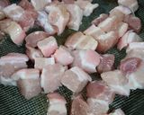Hình bước làm 1 của món Thịt xào mắm ruốc