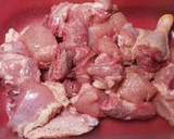 Foto del paso 2 de la receta: Pollo en salsa de ajos con patatas fritas