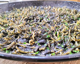 Foto del paso 6 de la receta: Fideos con bacalao, ajos tiernos y tinta de calamar
