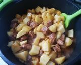 Foto del paso 4 de la receta: Patatas con carne en salsa con picada de frutos secos