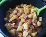 Foto del paso 4 de la receta: Patatas con carne en salsa con picada de frutos secos